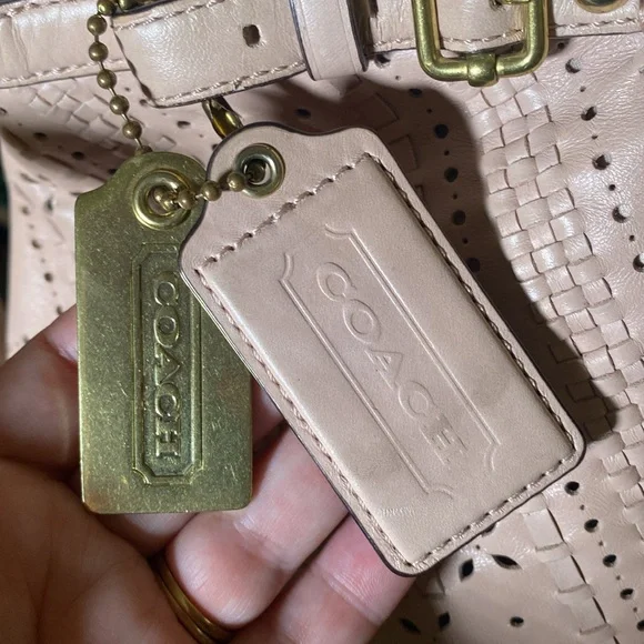 Coach blush pink shoulder bag. This bag is fire!! Pink and brass ❤️🔥 - Picture 3 of 16